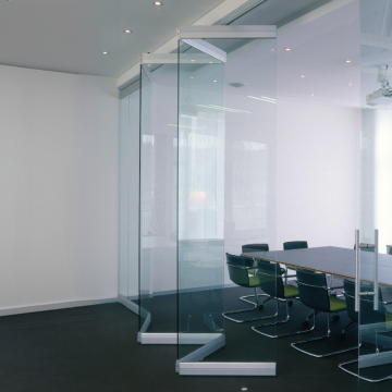 Glazen vouwdeuren met vouwdeursysteem | Glazen deuren centraal verdeeld onder rail | Kies de gewenste glasafwerking en bestel gemakkelijk online bij Ironw@re